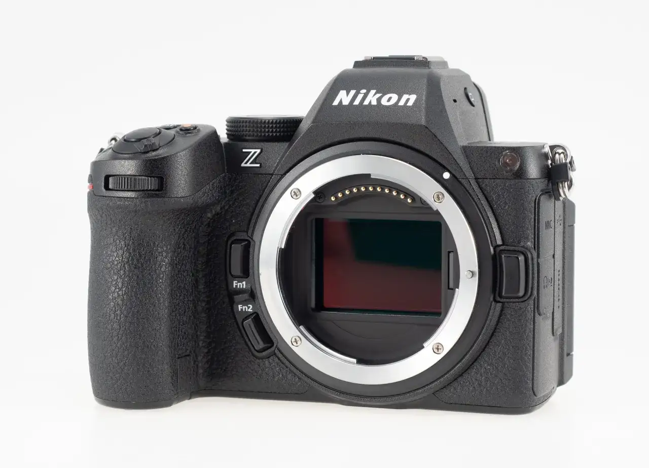 Czarny aparat Nikon Z5 II bez obiektywu, z widocznym mocowaniem obiektywu i przyciskami Fn1, Fn2.