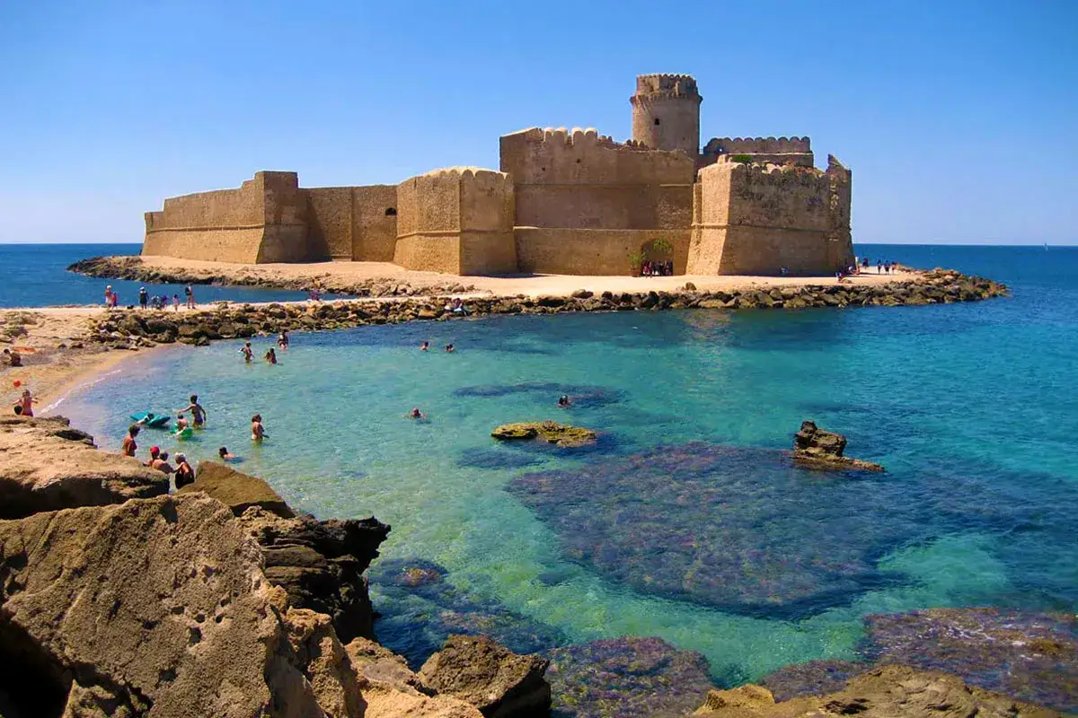 Castello Aragonese a Le Castella, un luogo incantevole in Calabria dove andare al mare, con acque cristalline e bagnanti.