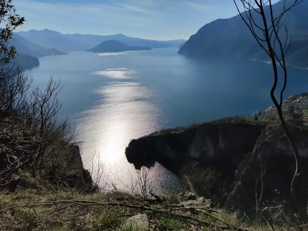 Panoramica mozzafiato sul lago, con montagne sullo sfondo. Un sentiero panoramico per raggiungere la baia di Bogn.
