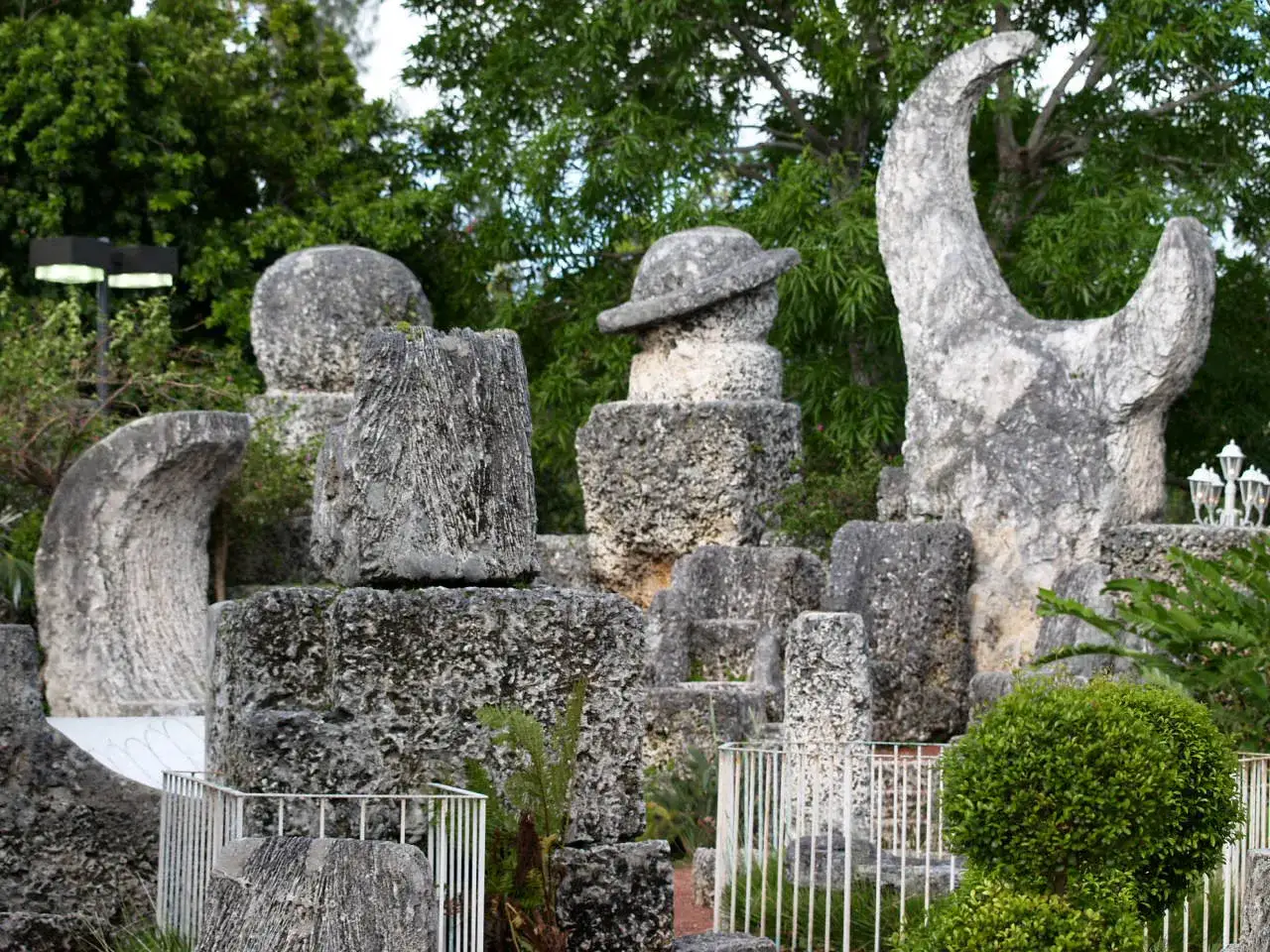 Sculture in pietra calcarea e corallo, tra cui un cappello e una forma a falce, compongono questo magico coral castle.