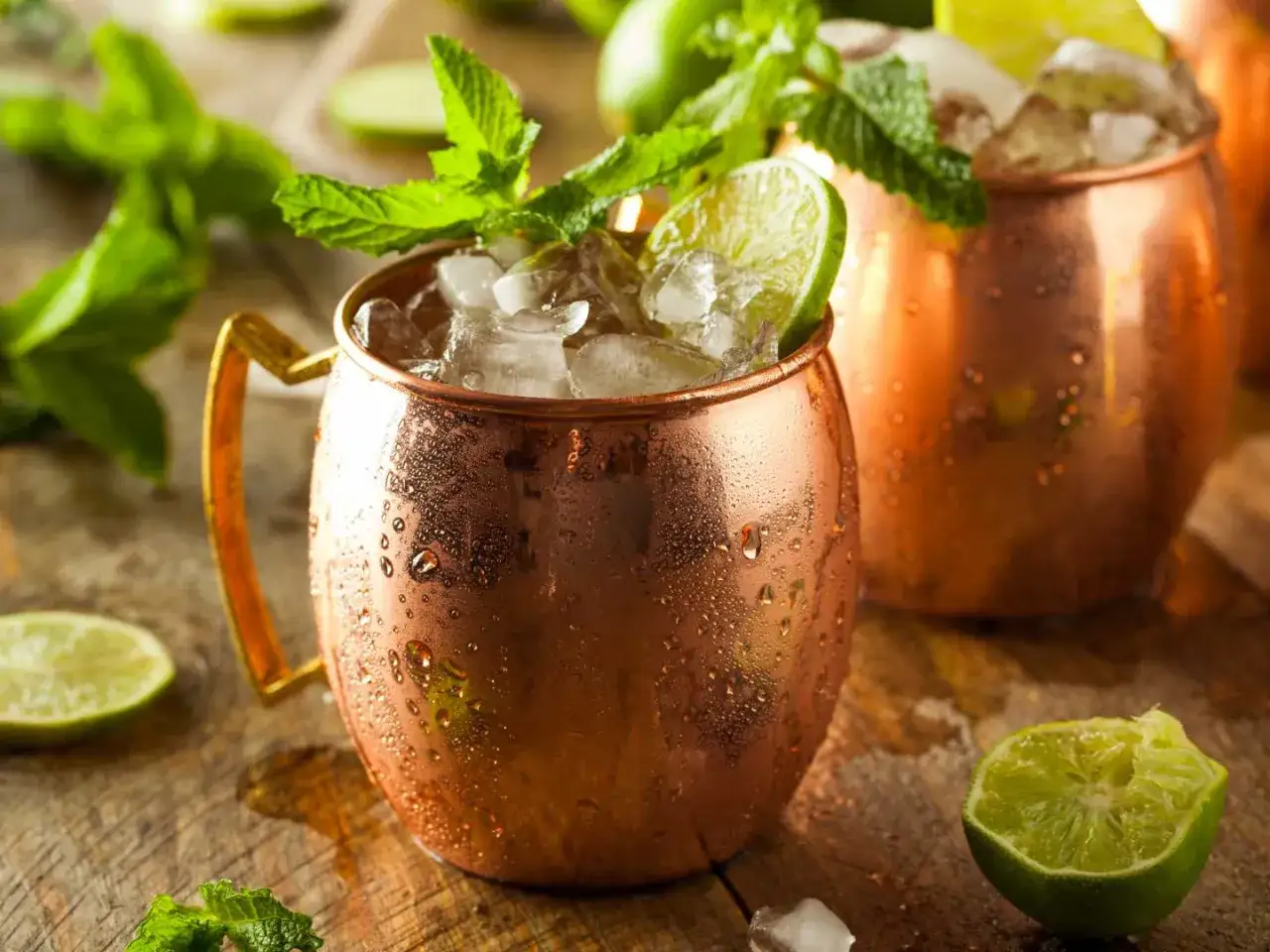 En iskall mexikansk mule i kopparmugg, garnerad med lime och mynta. Perfekt f&ouml;r en varm dag.