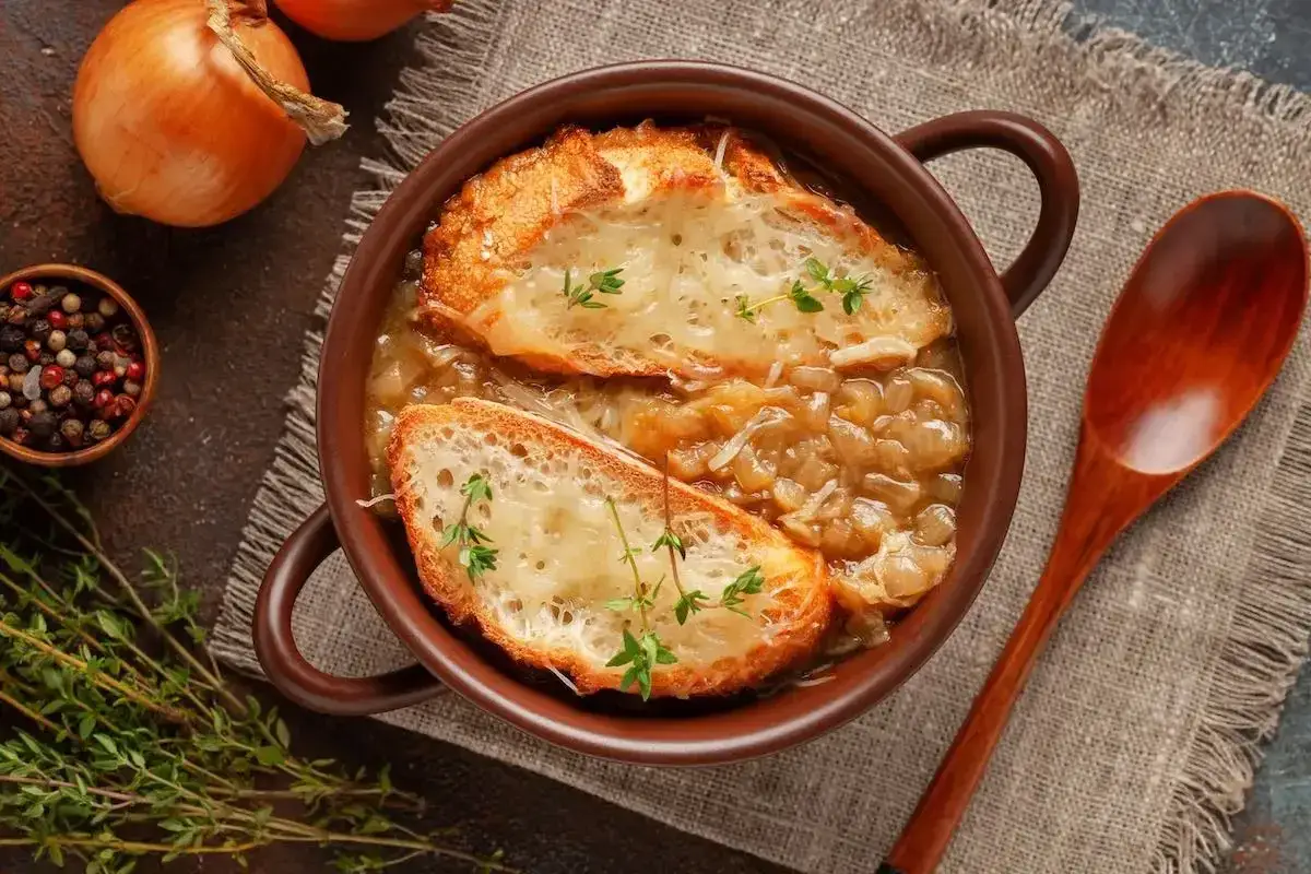 Zuppa di cipolle gratinata, una **carabaccia ricetta** confortante con crostini e formaggio fuso.