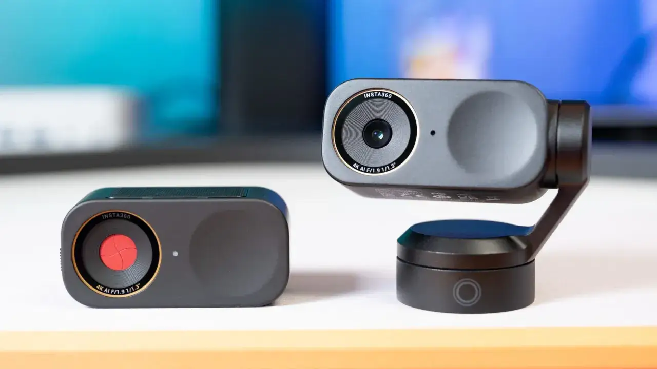 Dwie kamery Insta360, jedna na gimbalu. Idealne, jeśli zastanawiasz się, jaka kamera do streamowania zapewni świetną jakość.