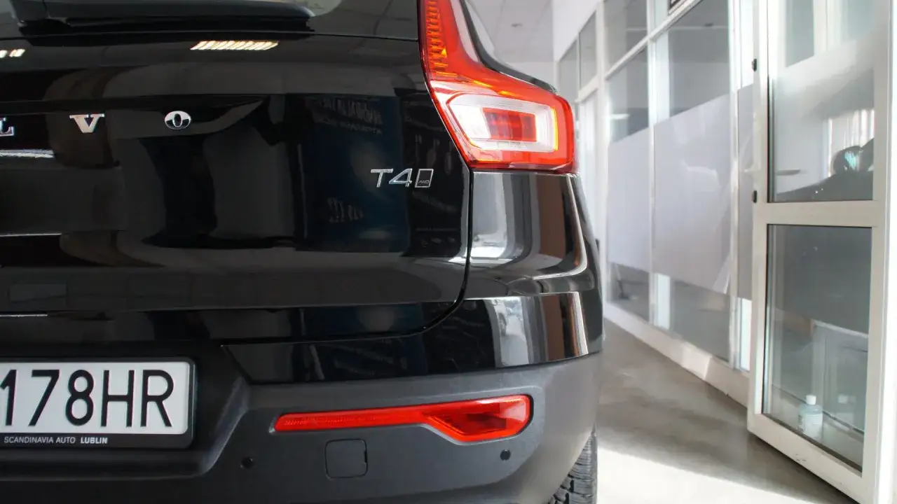 Tył czarnego Volvo XC40 T4 AWD. Zbliżenie na klapę bagażnika i światła. Wymiary tego SUV-a są kompaktowe.