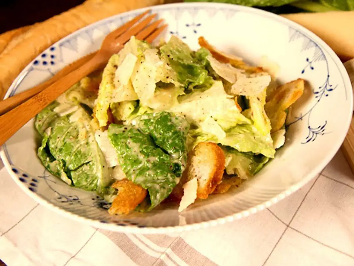 En krämig caesarsallad med krispiga krutonger och parmesan. Ett perfekt caesarsallad recept för en snabb lunch.