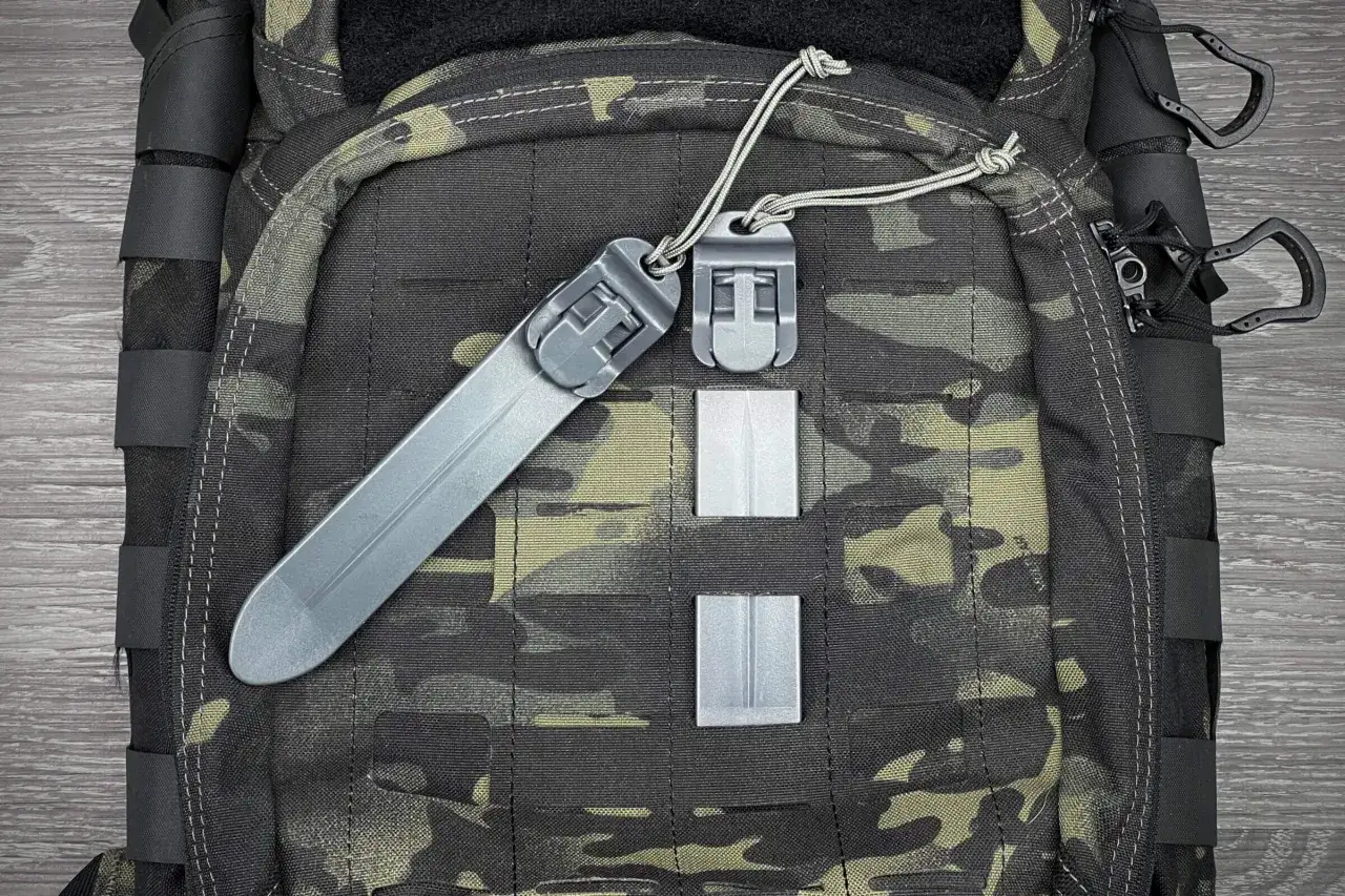 Accesorios para mochila t&aacute;ctica: clips y tiras de sujeci&oacute;n en camuflaje.