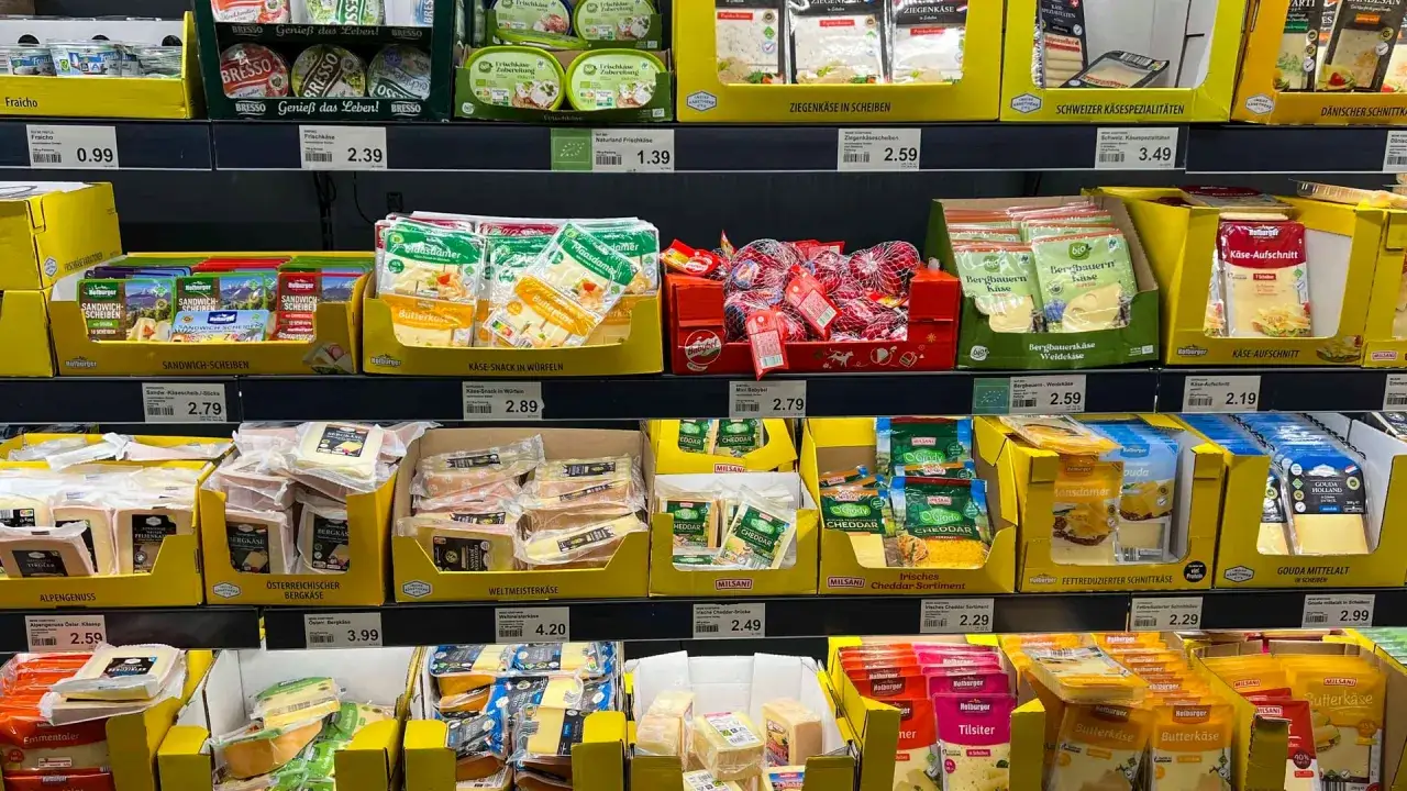 Regale voller Käse, darunter auch ein Cheddar-Ersatz-Sortiment.