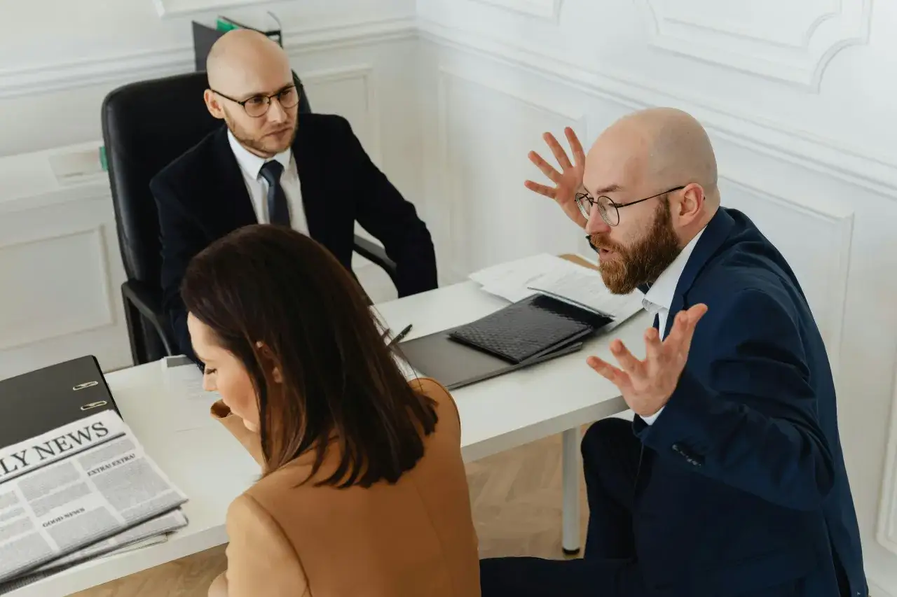 Man gestikulerar passionerat under ett m&ouml;te. Kanske &auml;r &ouml;ppen kommunikation nyckeln till bra samarbete?