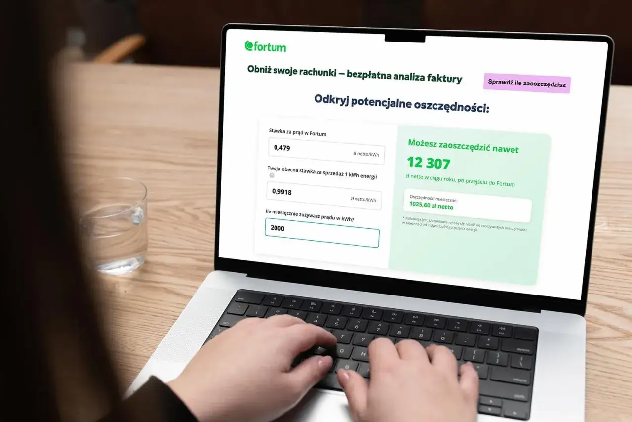 Analiza faktury na laptopie pokazuje, jak obniżyć rachunki za prąd. Możliwe oszczędności roczne to 12 307 zł.