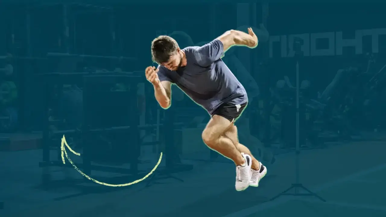 Intensywny trening beztlenowy bieganie: mężczyzna w dynamicznej pozie sprinterskiej w siłowni.