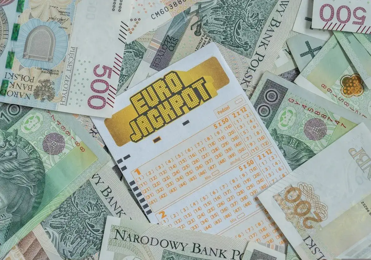 Kupon Eurojackpot na tle polskich banknotów. Czy zwycięzcy dostają specjalne karty płatnicze bez limitów?
