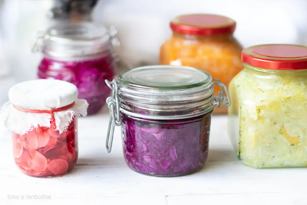 Barattoli di verdure fermentate: cavolo rosso, crauti gialli e ravanelli rossi. Una ricetta sana e gustosa.