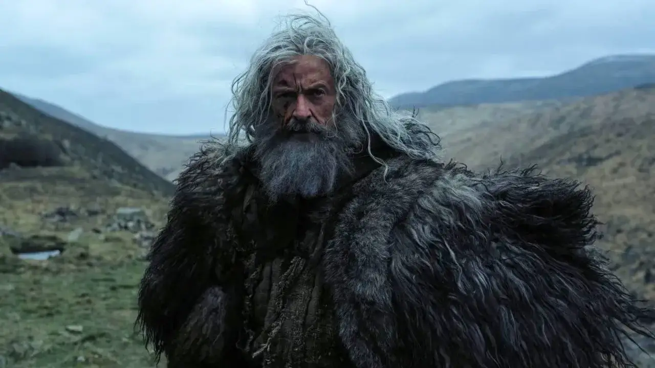 Hugh Jackman som en gammal man med långt grått hår och skägg, klädd i päls, i en dramatisk scen från en av hans filmer.