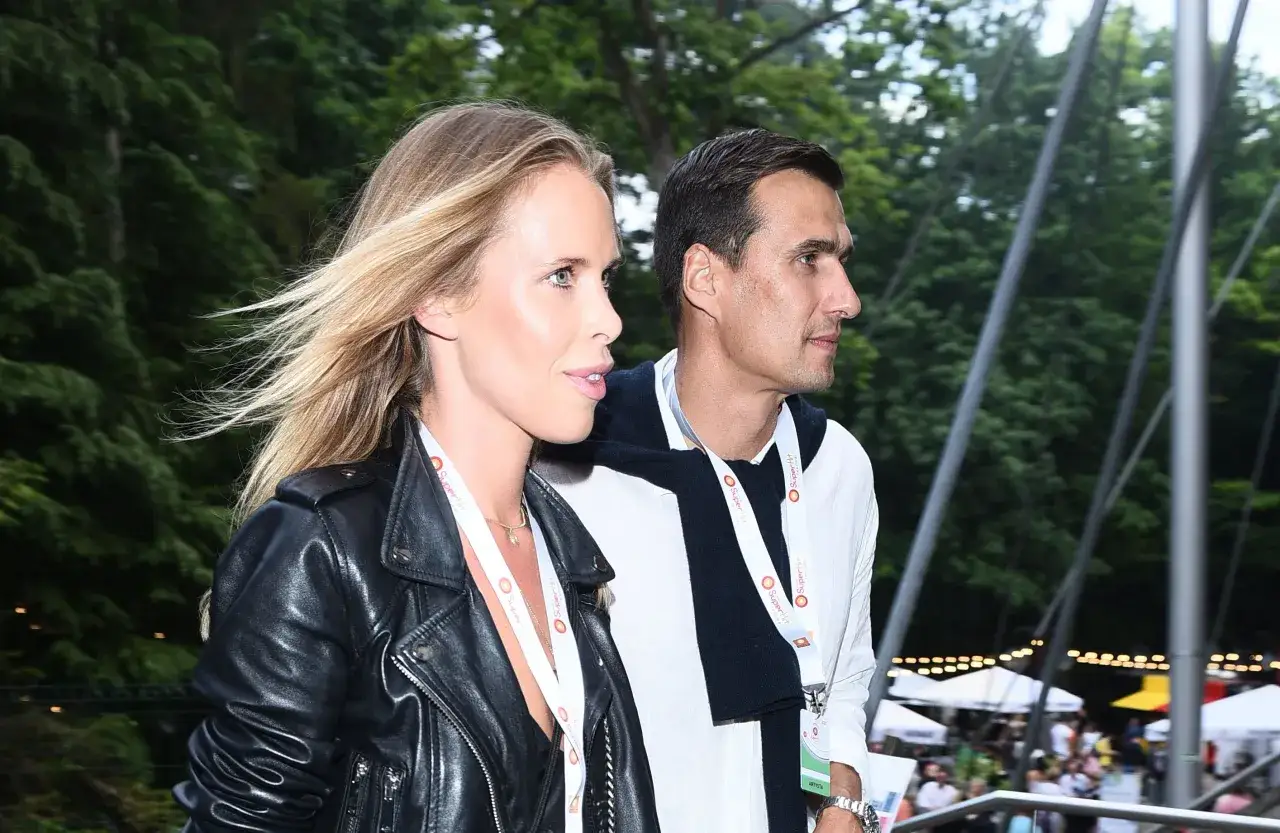 Zuzanna Pactwa w skórzanej ramonesce i jej partner idący obok, z identyfikatorami festiwalowymi na szyjach.