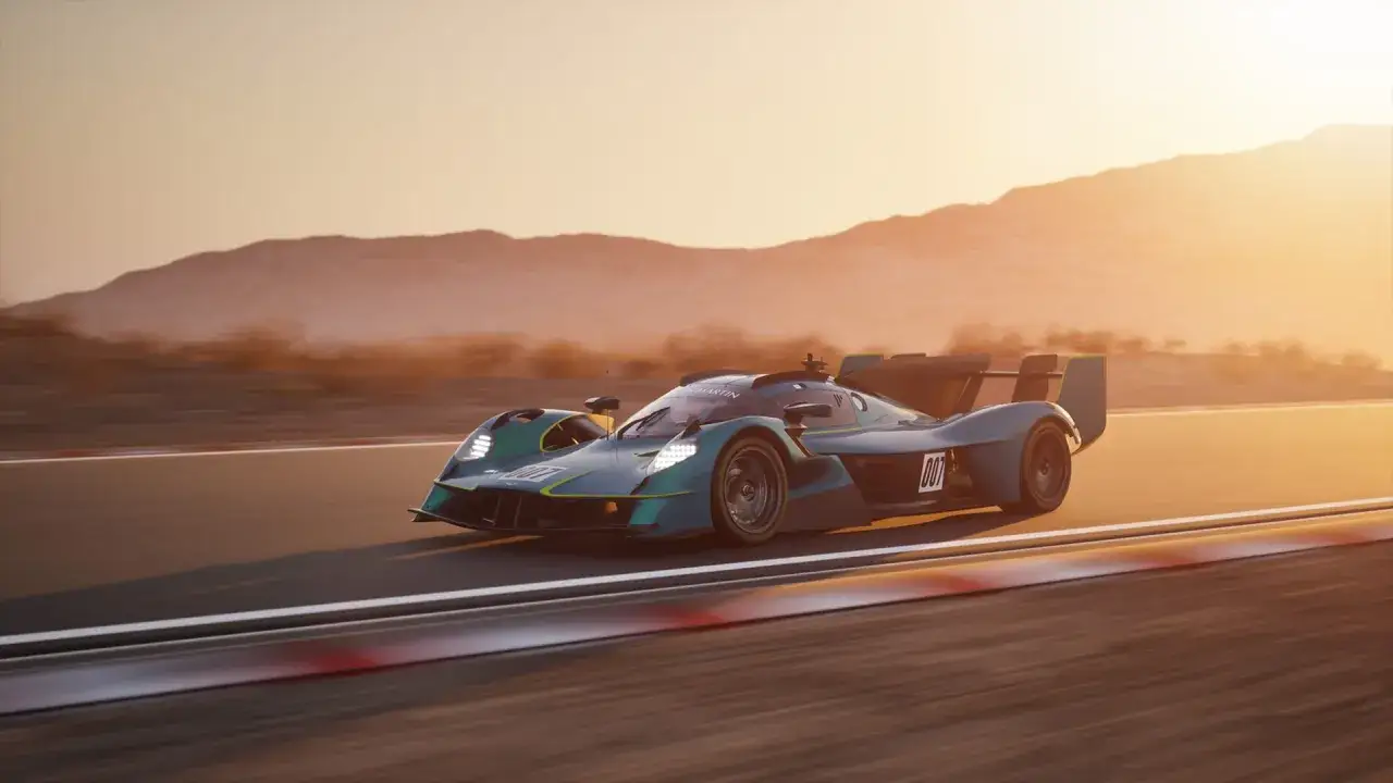 Aston Martin Valkyrie pędzi po torze wyścigowym o zachodzie słońca, z numerem 007 na boku.
