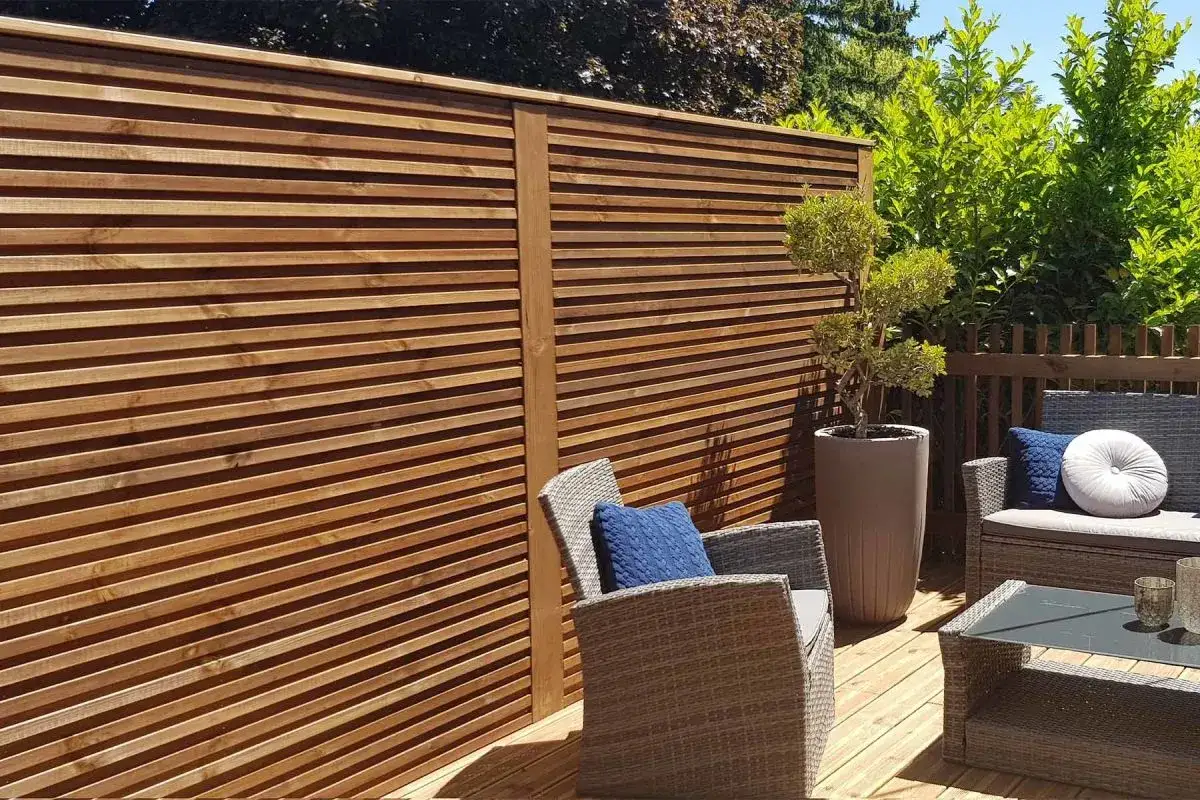 Cl&ocirc;ture anti bruit en bois, cr&eacute;ant un espace d&eacute;tente sur la terrasse avec mobilier ext&eacute;rieur et v&eacute;g&eacute;tation.