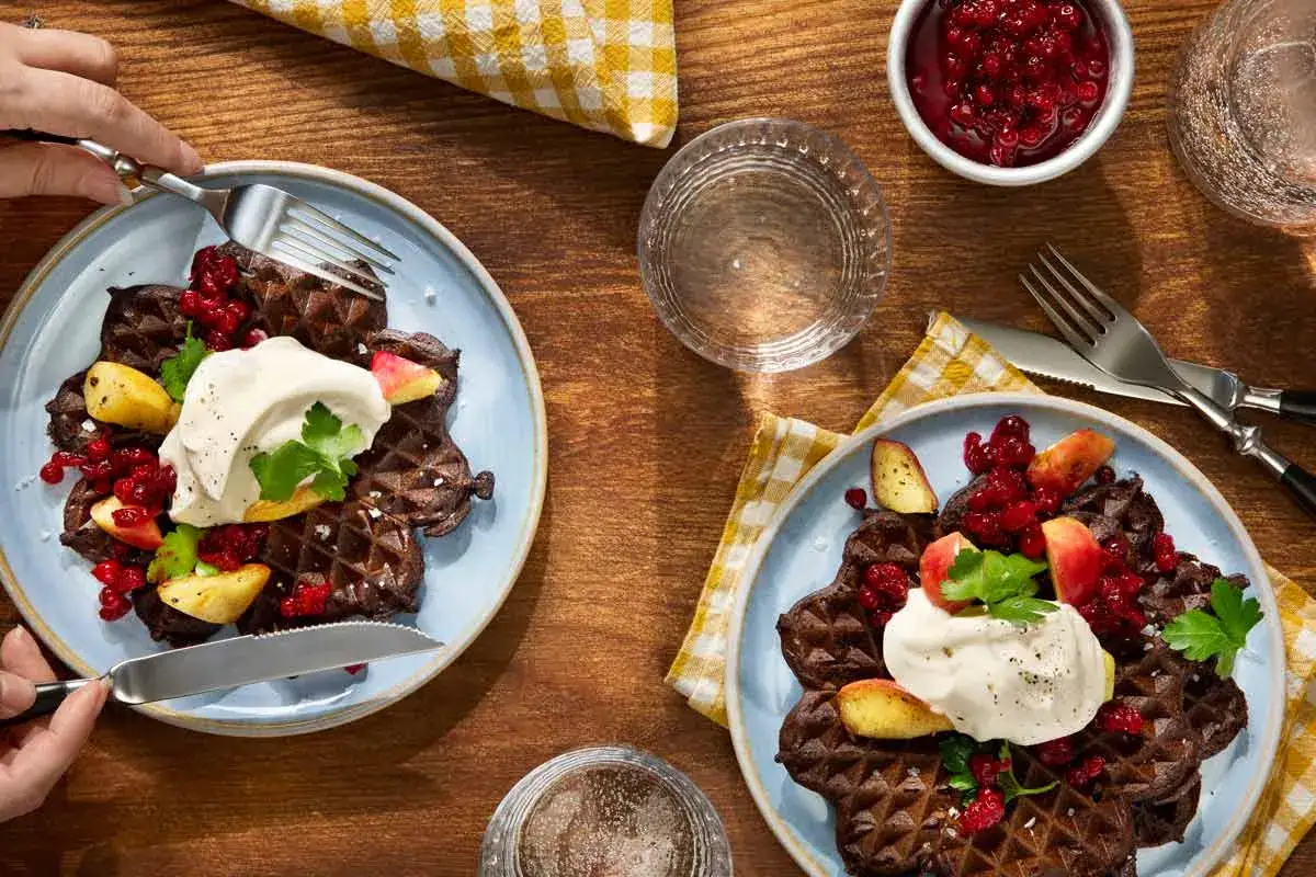 Chokladv&aring;fflor med lingon, &auml;pple och gr&auml;dde &ndash; en h&auml;rlig veckomeny husmanskost som passar perfekt f&ouml;r helgen.
