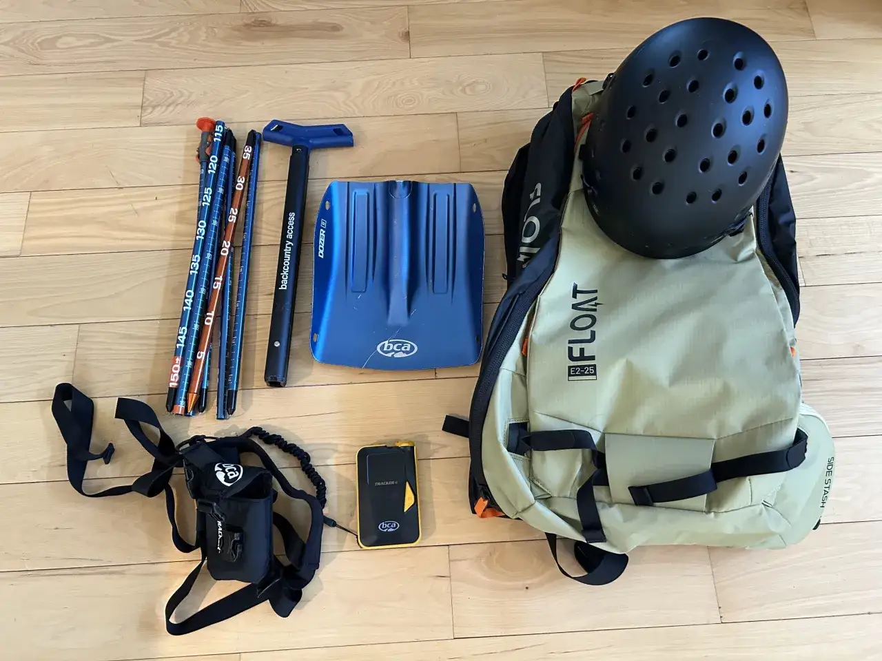 Equipo de seguridad para avalanchas: arva, sonda y pala, junto a mochila, casco y detector.