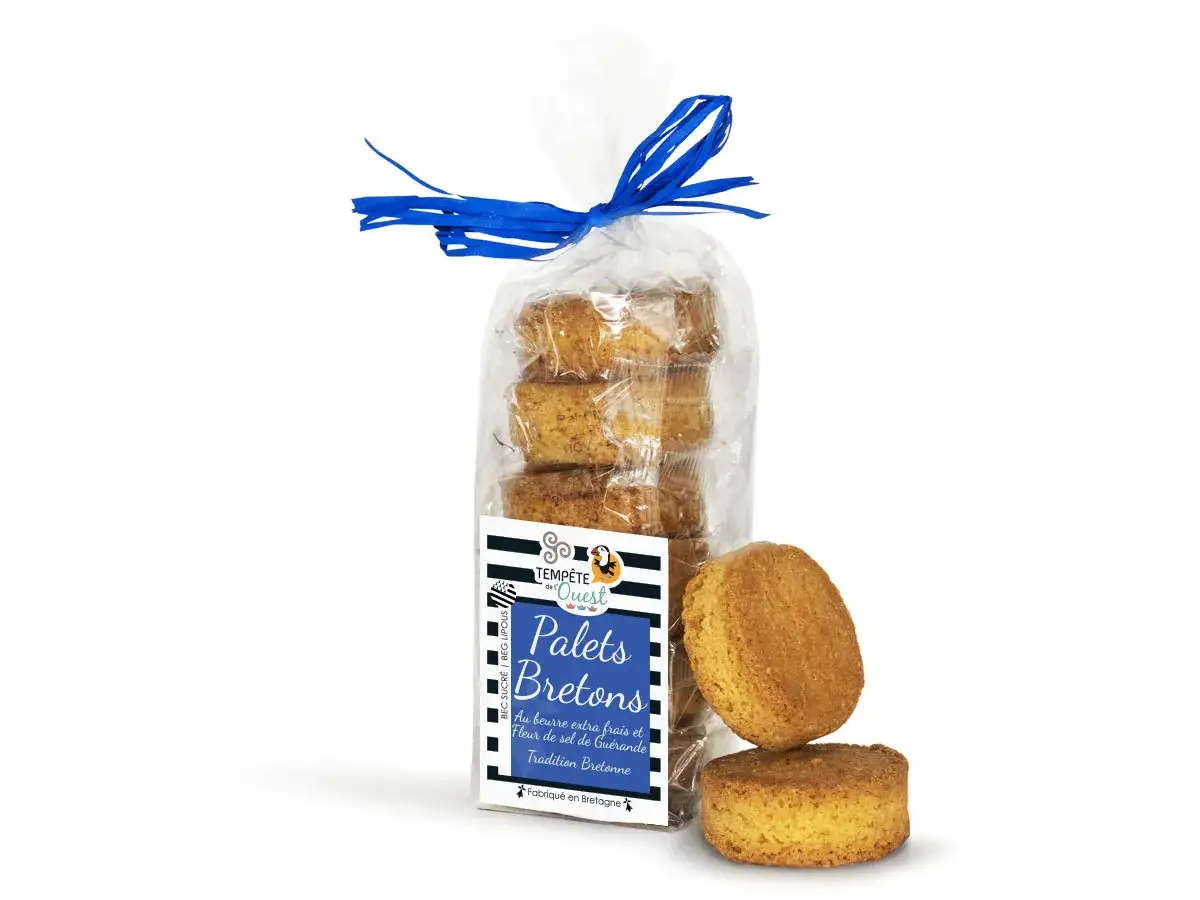Un paquet de palets bretons, des biscuits dorés à la texture sablée, liés par un ruban bleu.