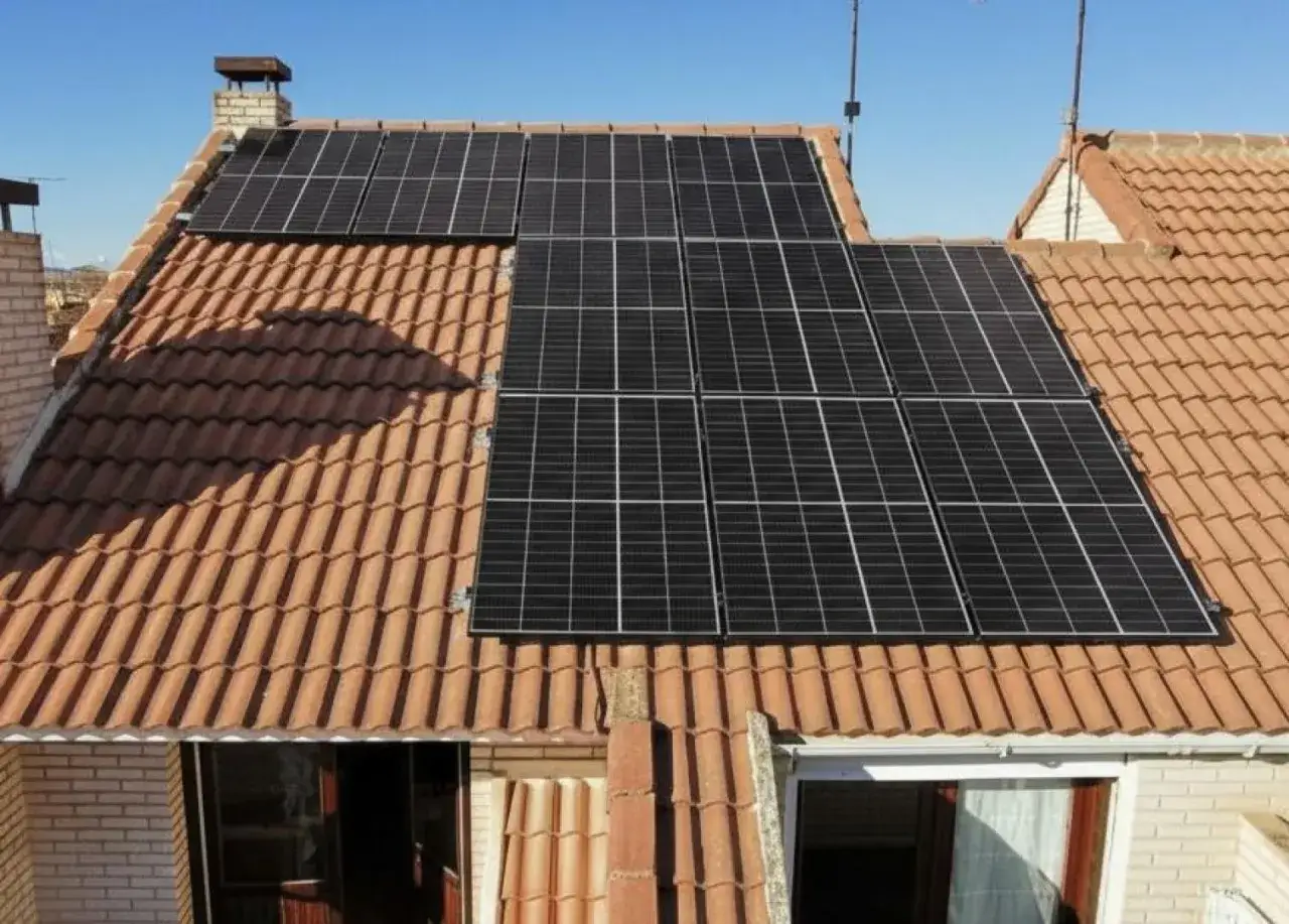 Paneles solares instalados en tejado de tejas rojas, aprovechando subvenciones para placas solares en Navarra.
