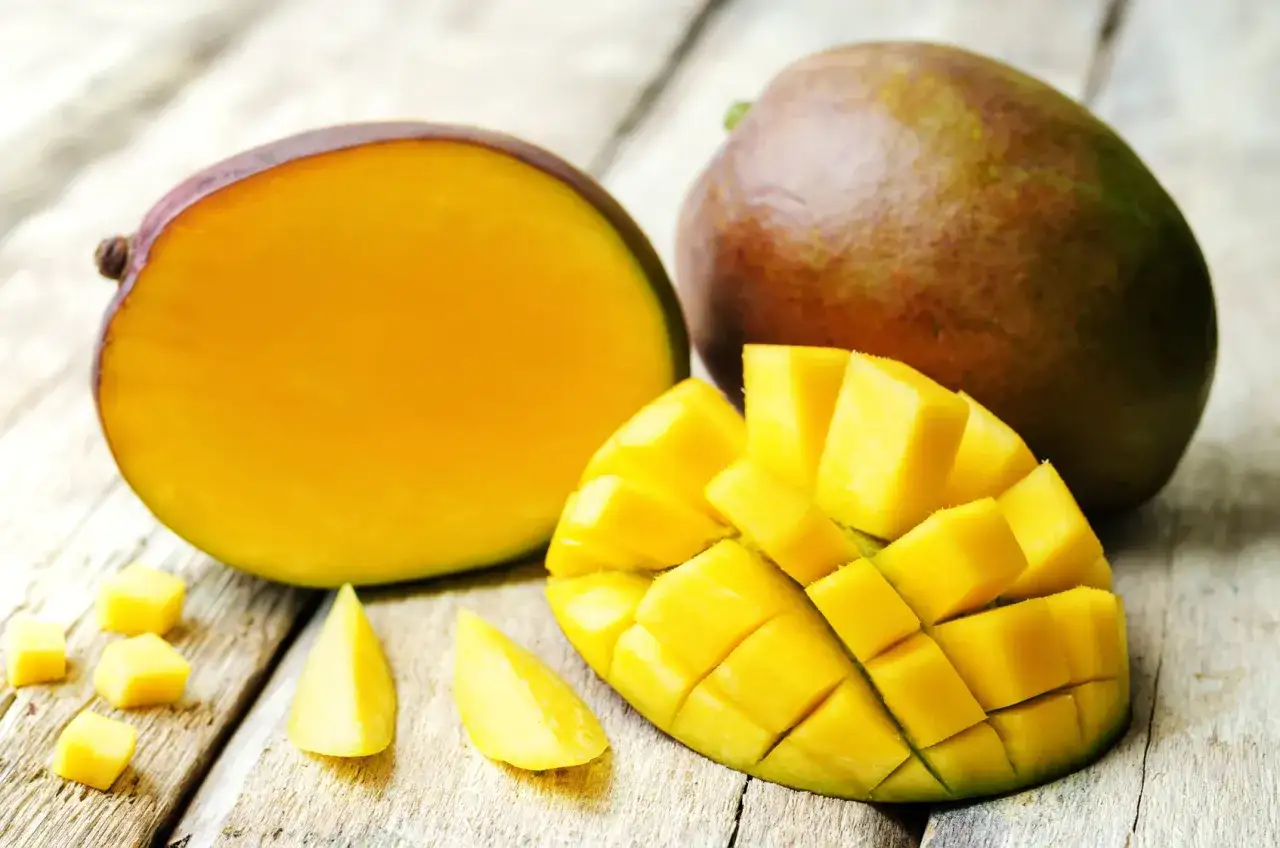 Soczyste mango, pokrojone w kostkę i na połówki, obiecuje słodki, tropikalny smak.