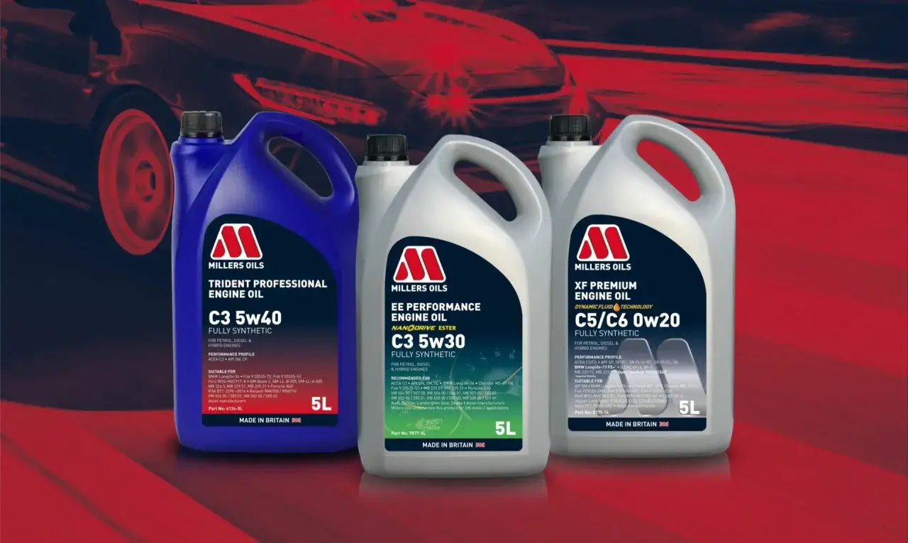 Trzy butelki oleju silnikowego Millers Oils: Trident, EE Performance i XF Premium. Idealne dla Twojego samochodu, jak najlepszy olej Pennzoil.