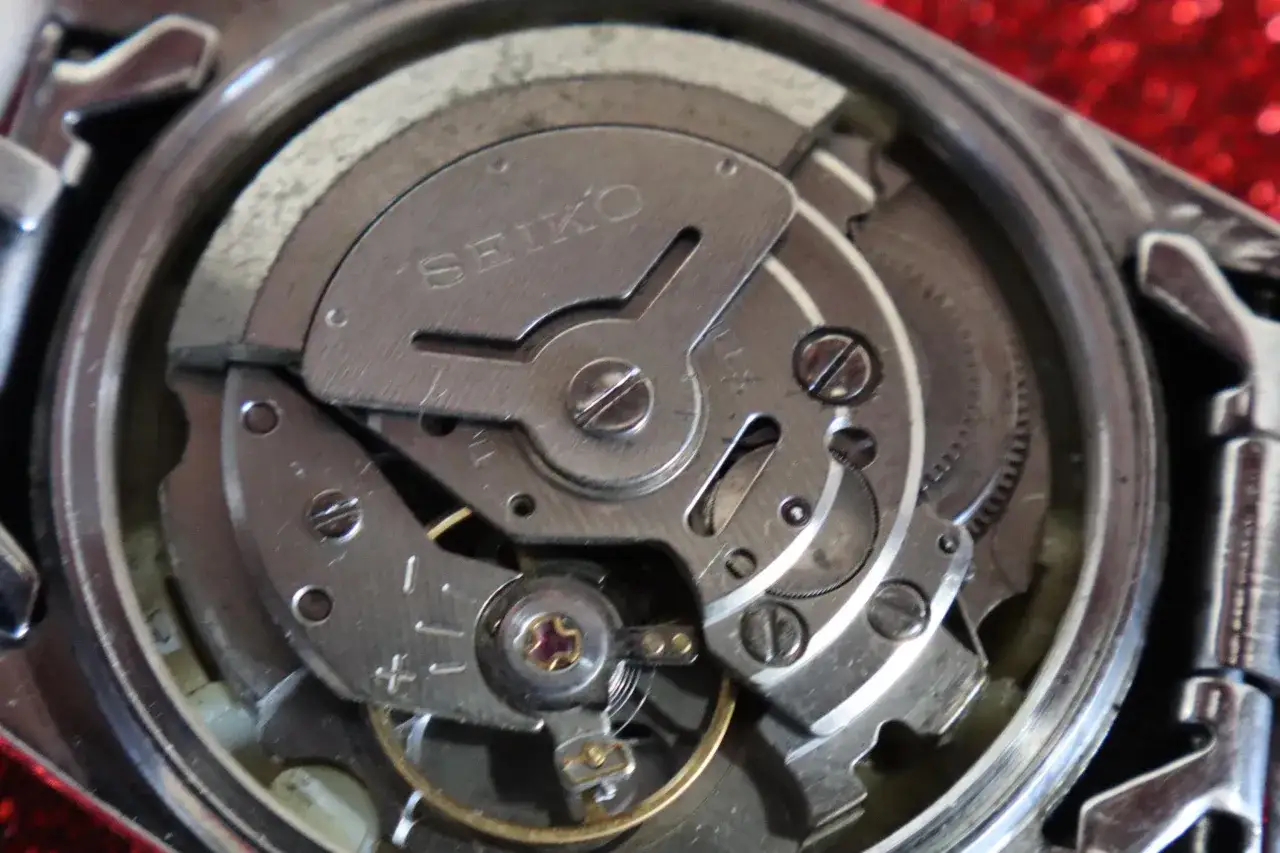 Dettaglio del meccanismo di un orologio Seiko, con ingranaggi e bilanciere visibili. Un esempio di miglior movimento Seiko.