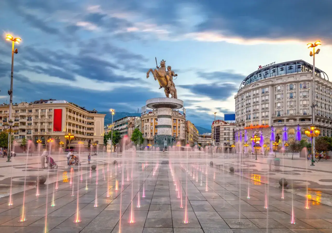 Skopje: fontanny, pomnik Wojownika na koniu, hotel Marriott. Ceny w Macedonii są przystępne, a widoki zachwycające.