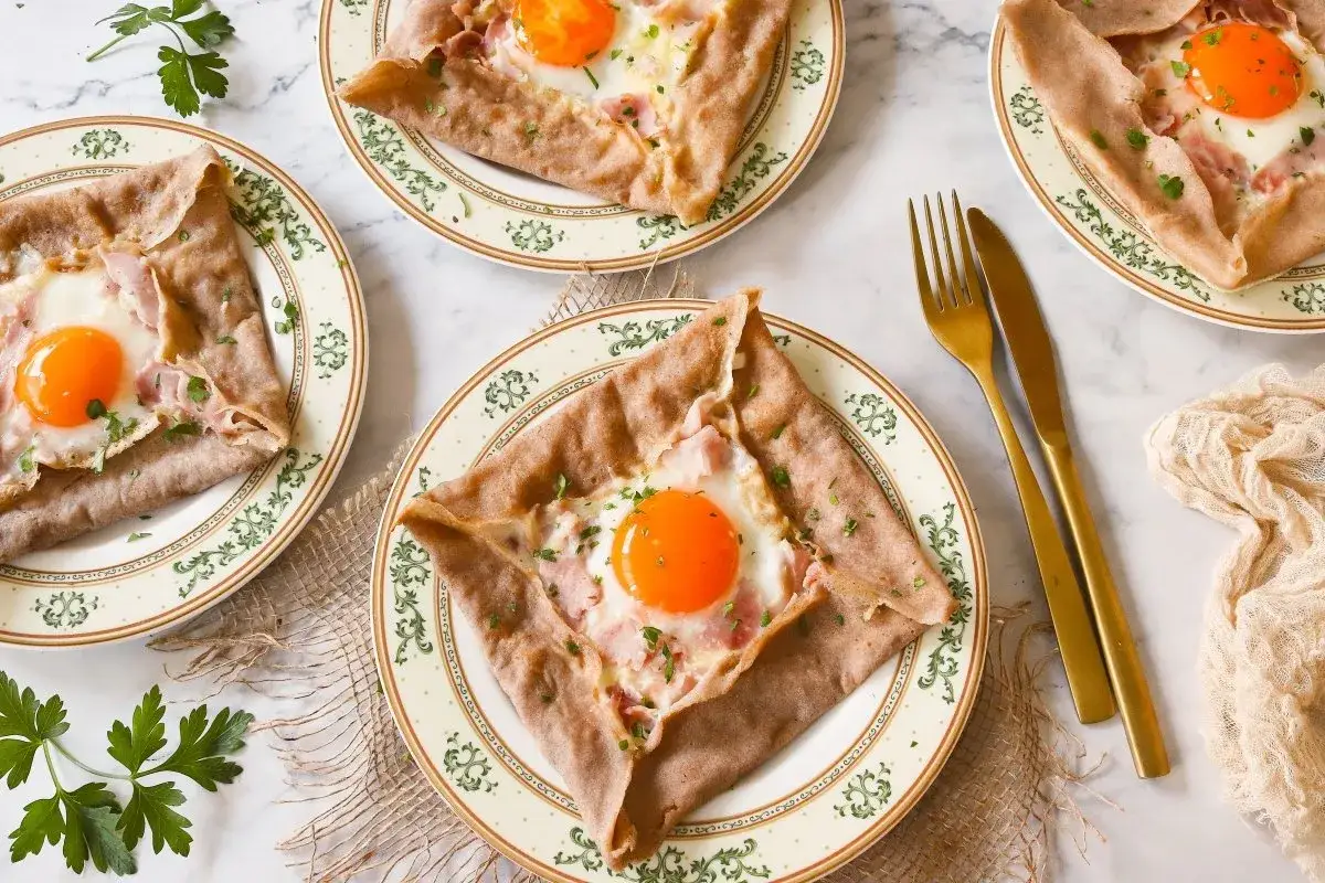Galette bretona con huevo y jam&oacute;n, una deliciosa receta para el desayuno.