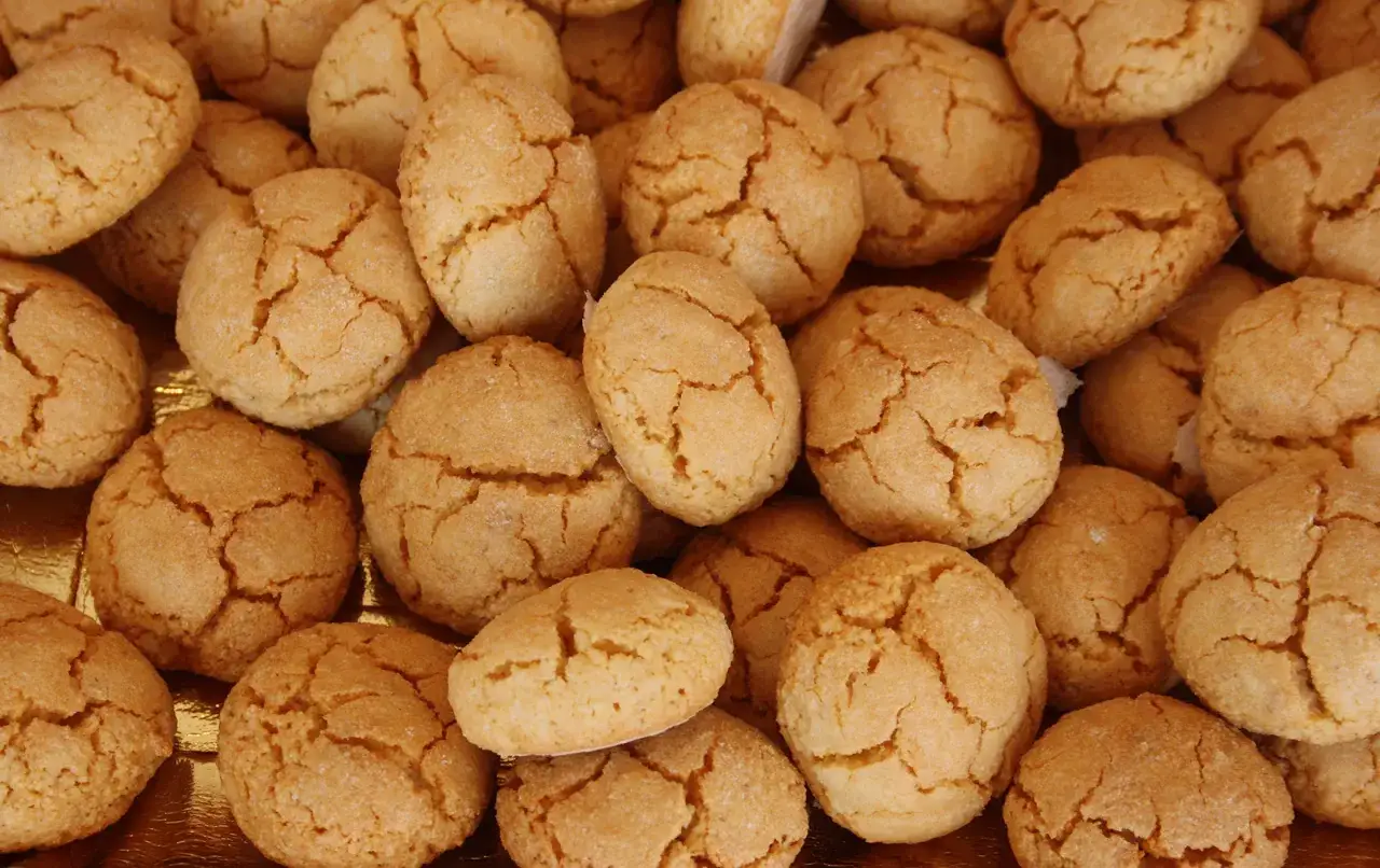 Un mucchio di amaretti, dolcetti croccanti perfetti per le tue ricette ciociare.