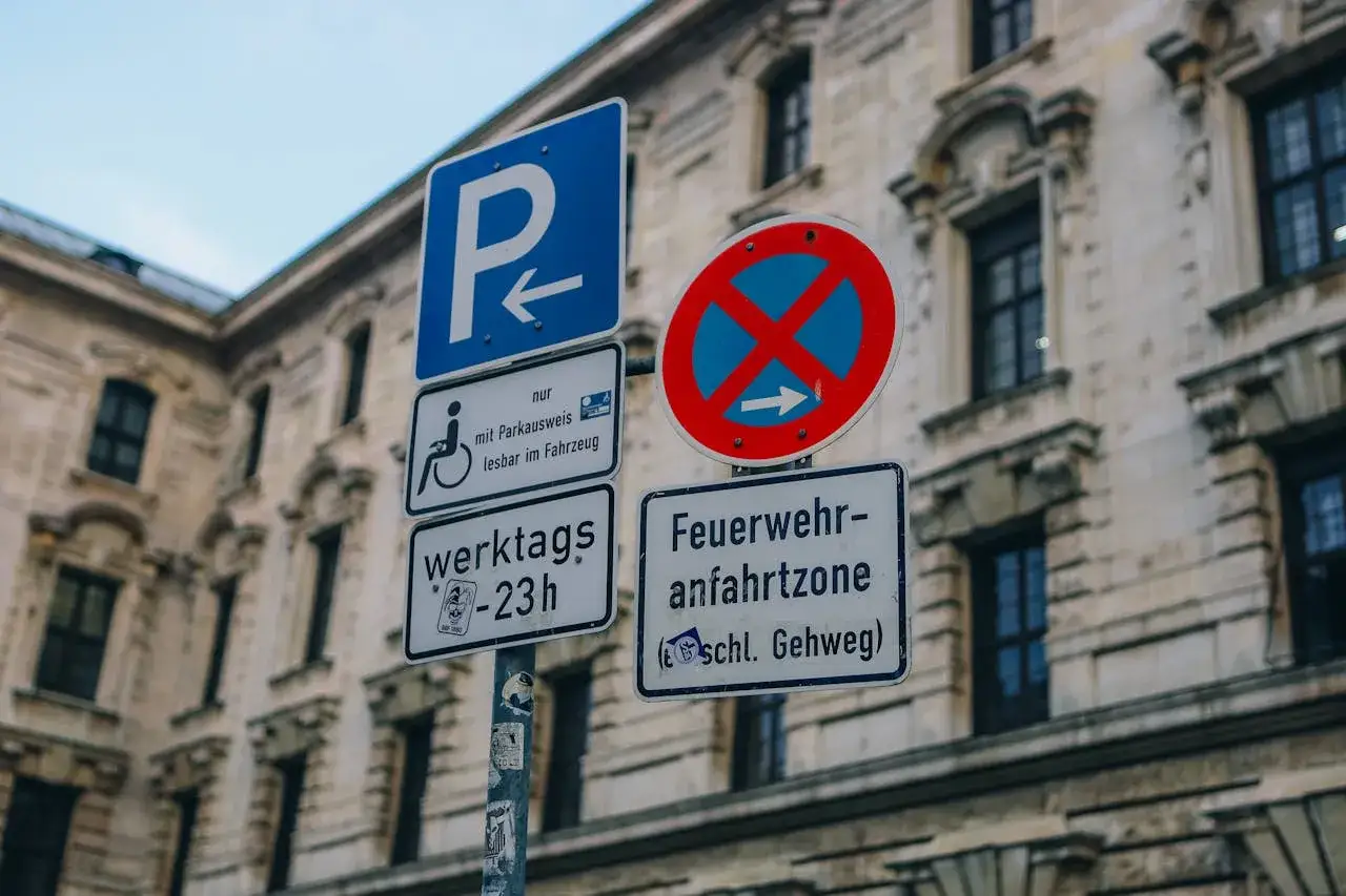 Niemieckie znaki drogowe: parking dla niepełnosprawnych, zakaz zatrzymywania, strefa wjazdu dla straży pożarnej.