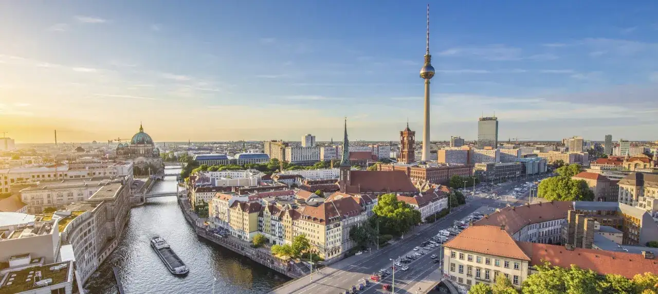 Berlin-Skyline mit Fernsehturm, Dom und Spree. Perfekt f&uuml;r eure Wochenendtipps Berlin!