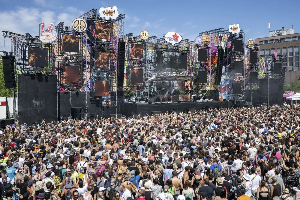 Folla immensa al festival zurigo, con un palco imponente e schermi giganti che proiettano immagini vibranti.