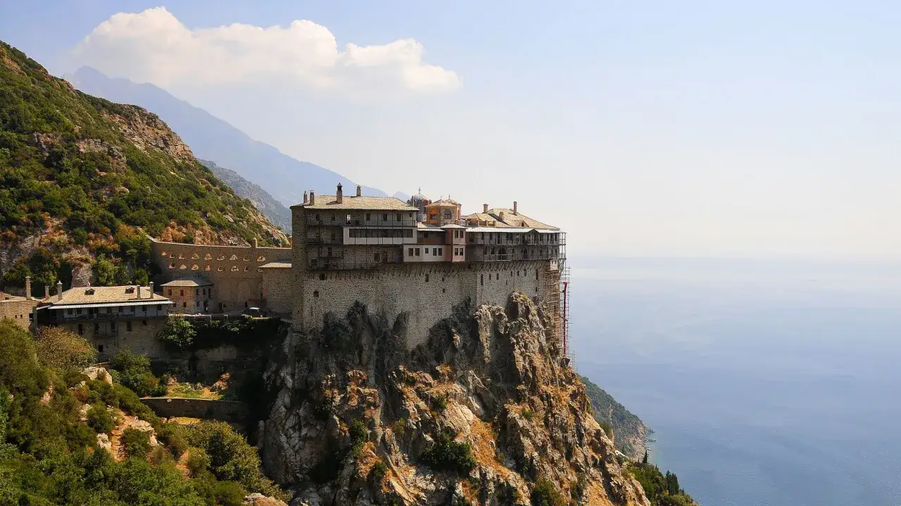 Monastyr na skale na Athos, z widokiem na morze.
