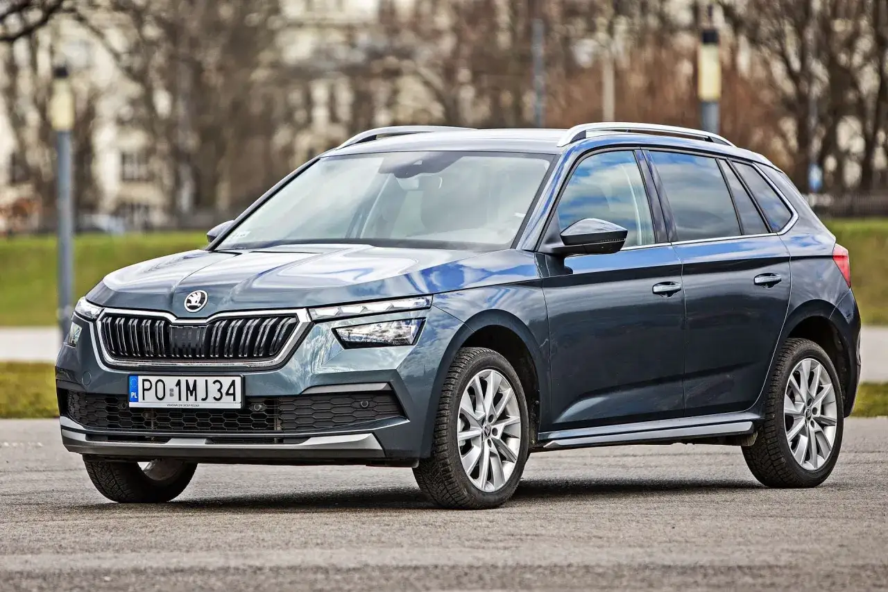 Szary SUV Skoda Kamiq, jeden z popularnych modeli Skody, zaparkowany na zewnątrz.