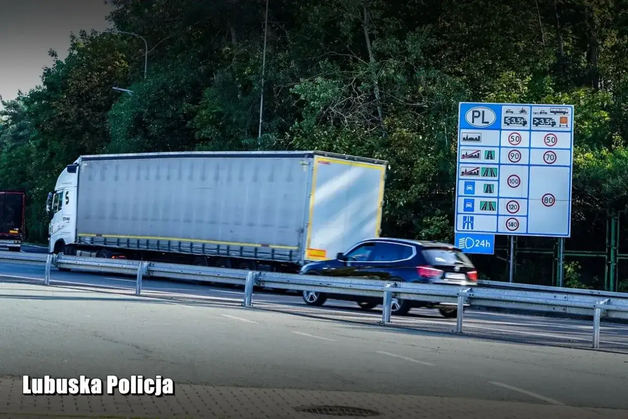 Ciężarówka wyprzedza na autostradzie, a obok znak z ograniczeniami prędkości dla różnych pojazdów. Lubuska Policja przypomina o przepisach.