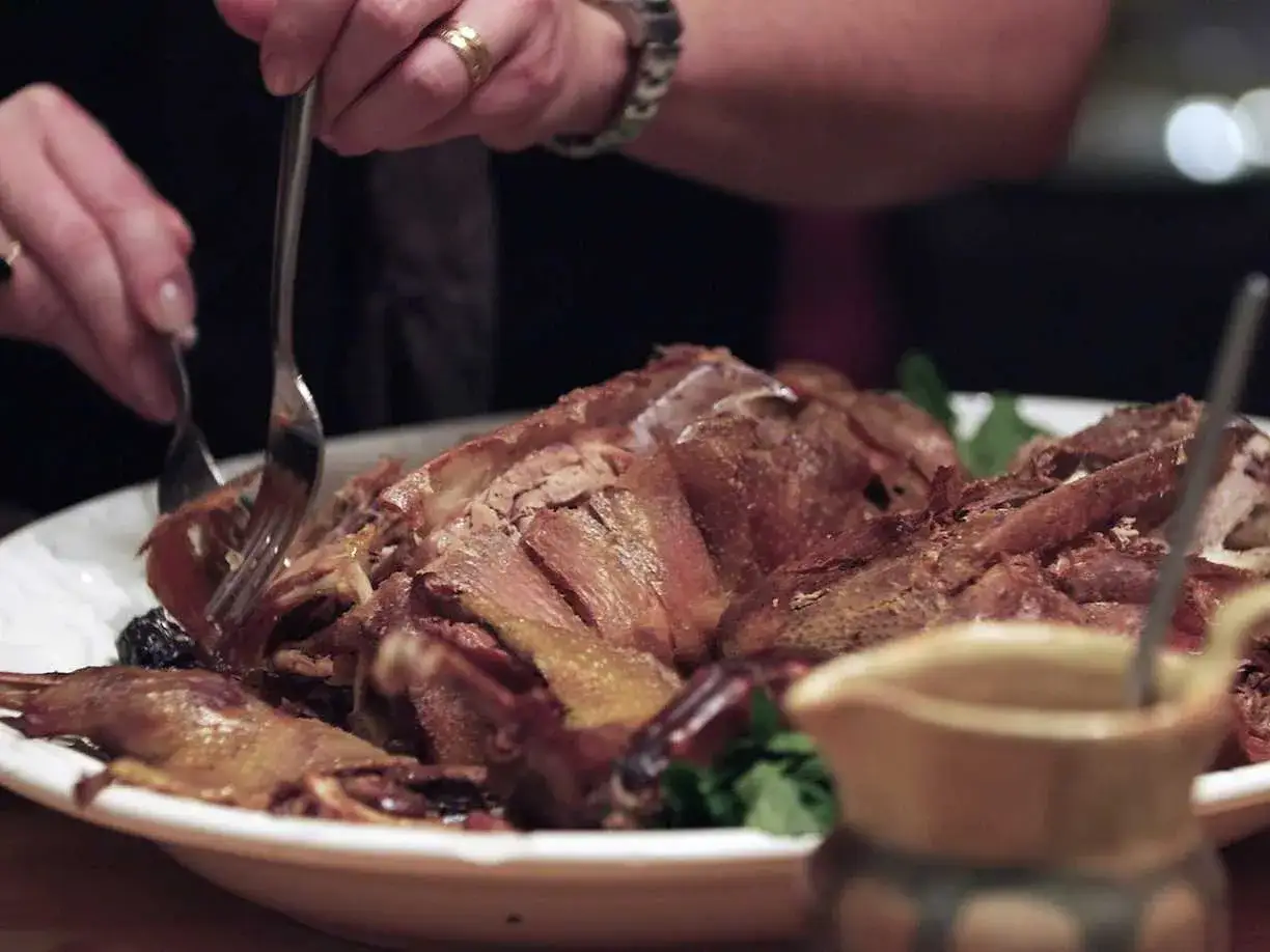 En saftig anka, perfekt tillagad och redo att serveras. Den gyllene skinnet och det m&ouml;ra k&ouml;ttet tyder p&aring; r&auml;tt temperatur.