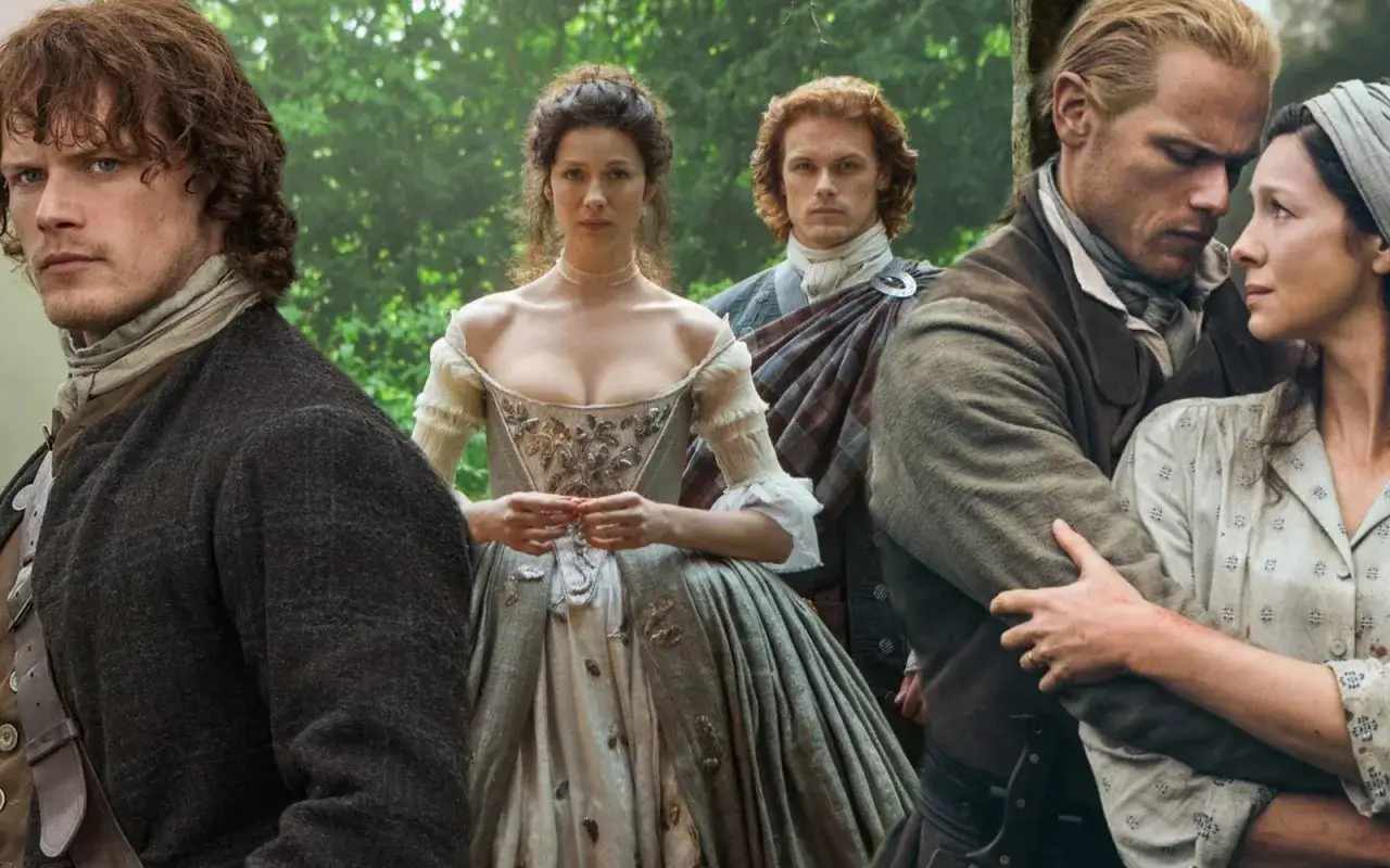 Jamie i Claire z serialu Outlander w objęciach, w tle inni bohaterowie w historycznych strojach.
