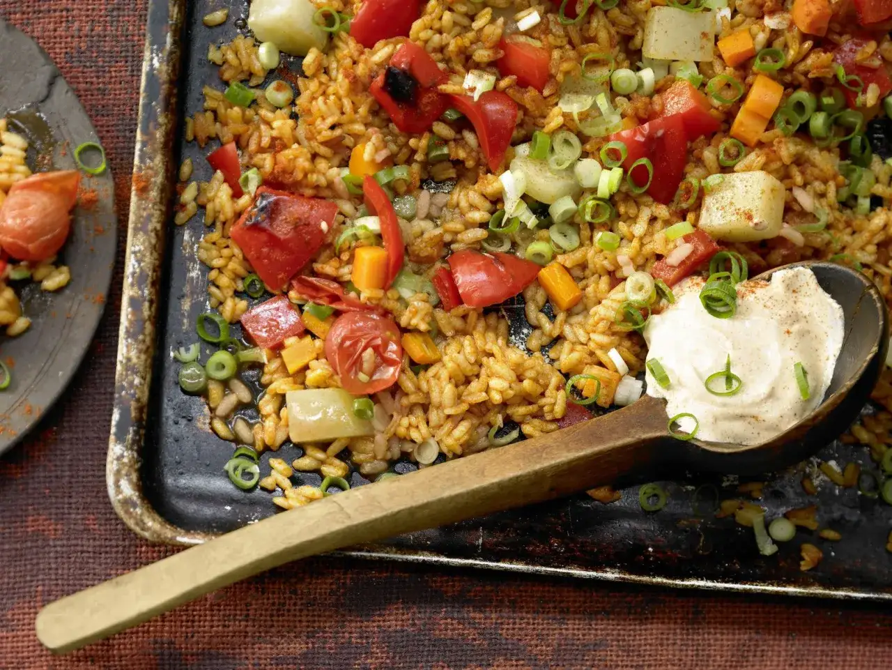 Reispfanne mit Paprika, Karotten und Fr&uuml;hlingszwiebeln. Perfekt, wenn man schnell was zu Reis essen m&ouml;chte. Dazu ein L&ouml;ffel cremiger Dip.