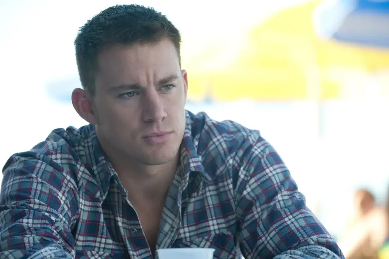 Channing Tatum w flanelowej koszuli, jak z jednego z jego filmów, zamyślony.