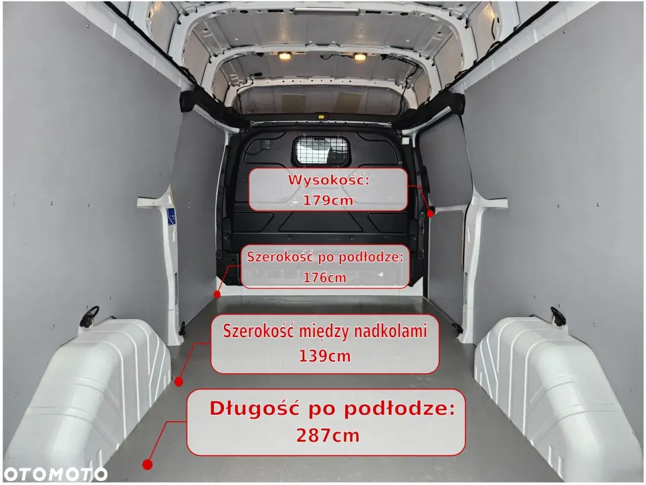 Wnętrze Ford Transit Custom. Wymiary: wysokość 179 cm, szerokość po podłodze 176 cm, szerokość między nadkolami 139 cm, długość po podłodze 287 cm.