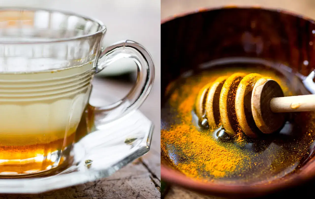 Goldene Milch mit Kurkuma und Honig. Ein L&ouml;ffel mit Kurkuma und Honig in einer Schale, daneben eine Tasse des Getr&auml;nks.