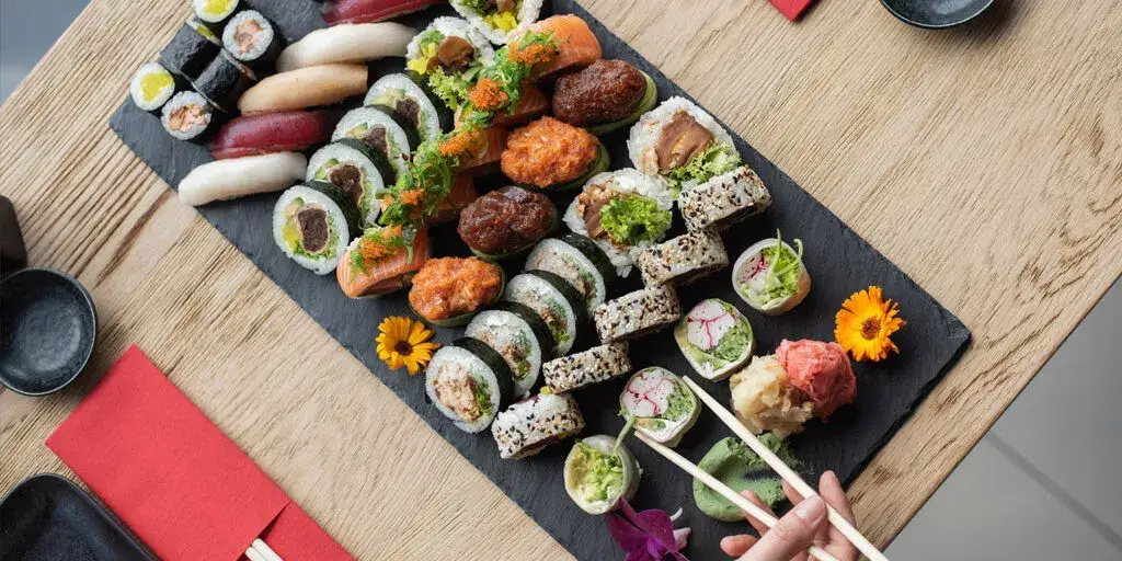 r&oacute;żne rodzaje sushi na talerzu