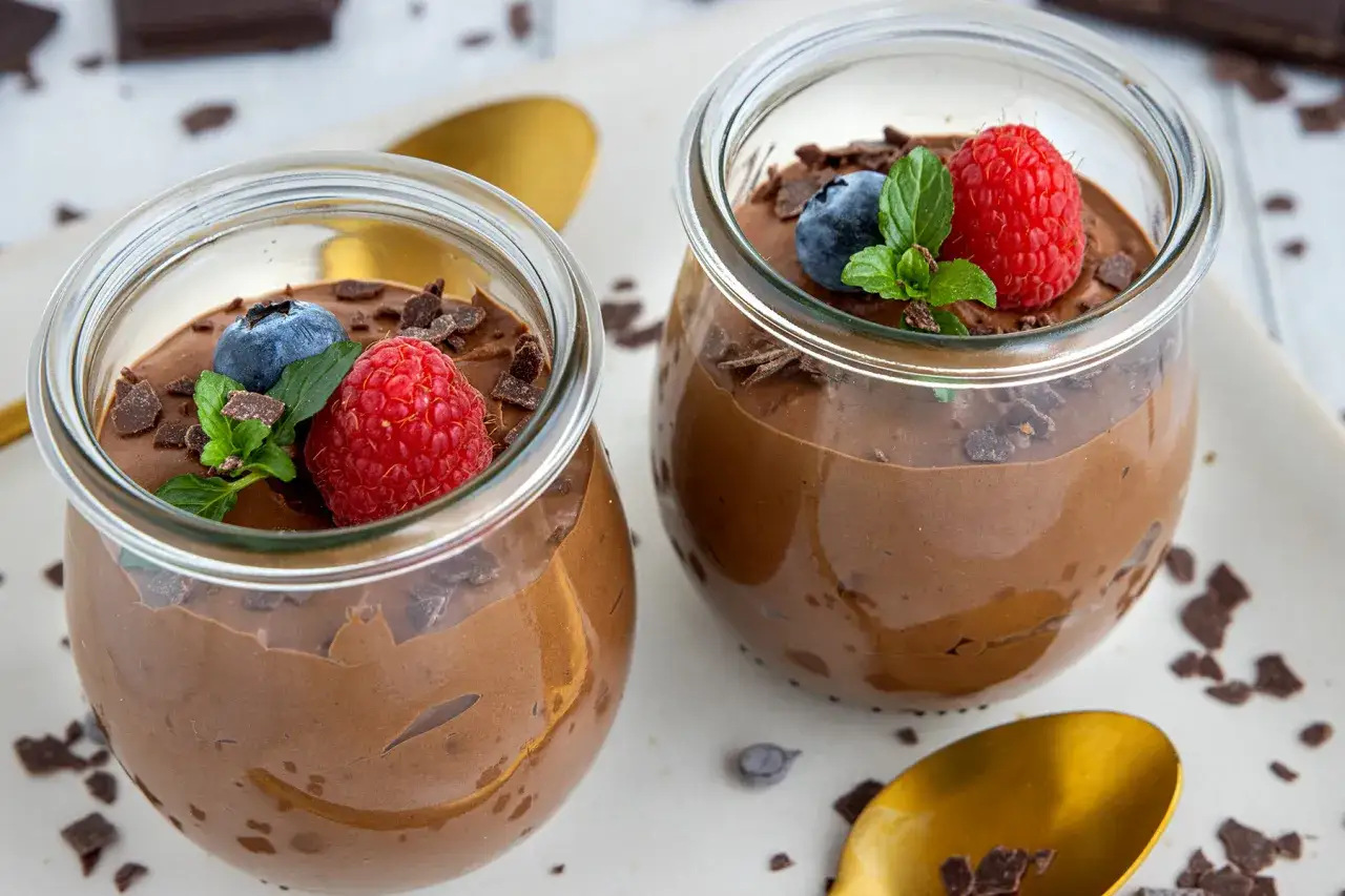 Zwei Gl&auml;ser mit luftiger Mousse au Chocolat, garniert mit Himbeeren, Blaubeeren und Schokost&uuml;ckchen. Ein tolles Rezept Mousse au Chocolat ohne Ei!
