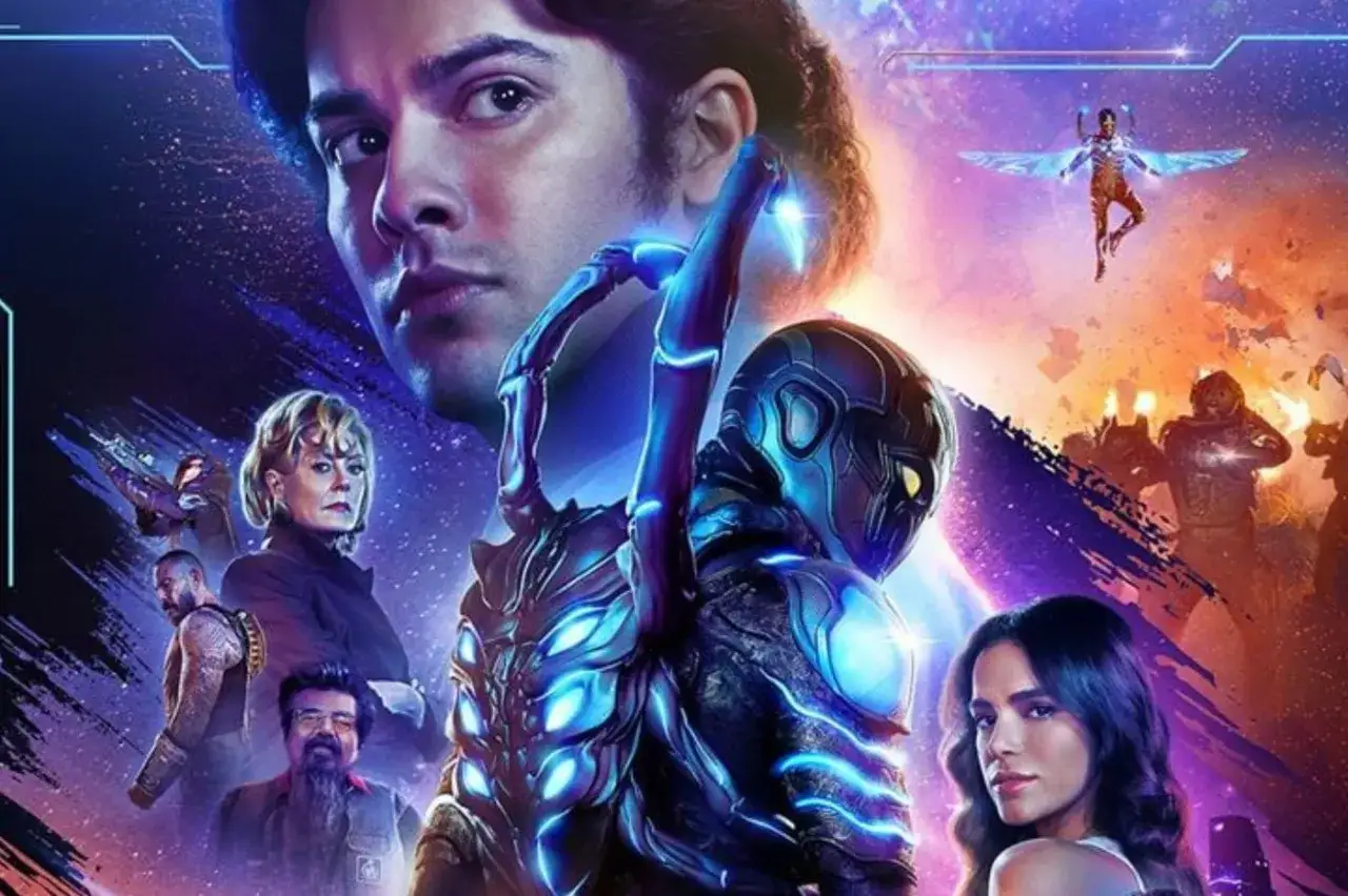Affiche du film Blue Beetle avec le héros en armure bleue. La date de sortie de Blue Beetle 2 est attendue avec impatience par les fans.