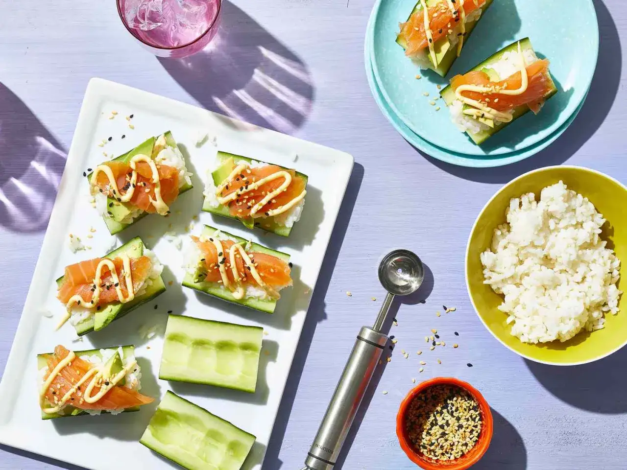 Roladki z łososiem, awokado i ryżem na ogórku, posypane sezamem. Oto co można dodać do sushi, gdy brakuje nori.