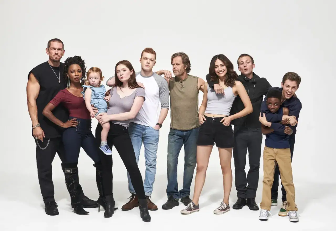 Die Besetzung von Shameless posiert für ein Gruppenfoto. Die Familie Gallagher steht vereint, bereit für neue Abenteuer.