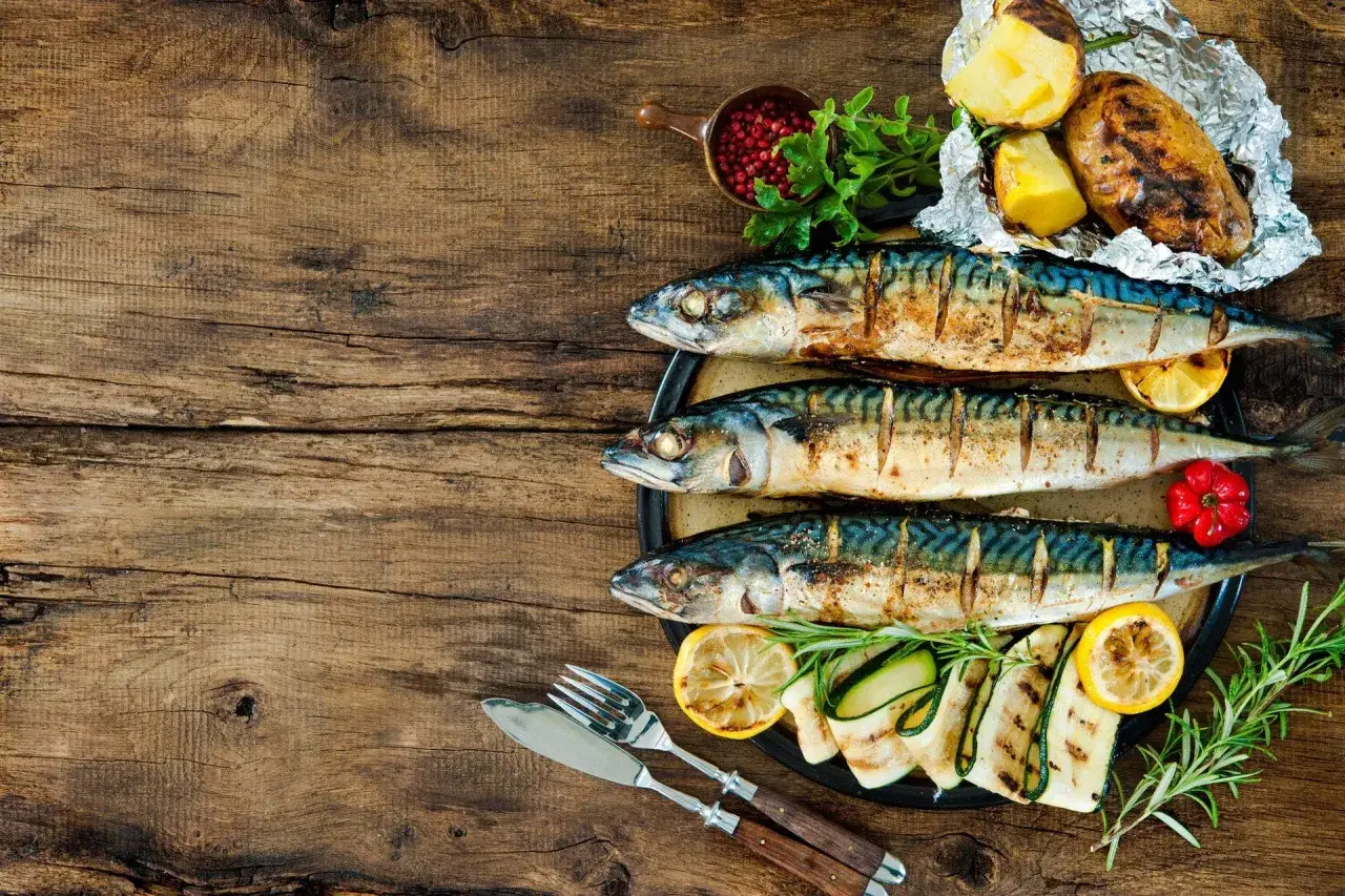 Trzy grillowane makrele, ziemniaki pieczone w folii, cukinia, cytryna i rozmaryn. Idealna ryba na grilla.