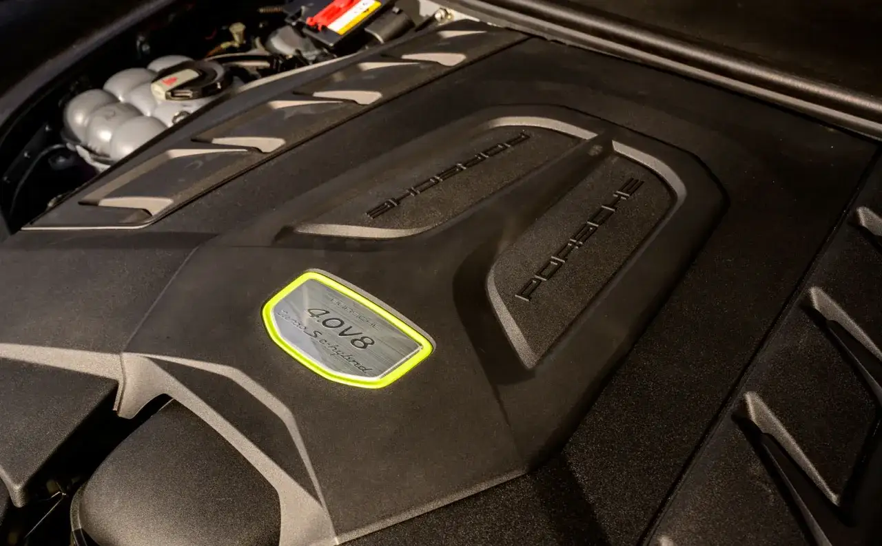 Silnik 4.0 V8 Turbo S-hybrid w Porsche Cayenne. Potężna moc pod maską.
