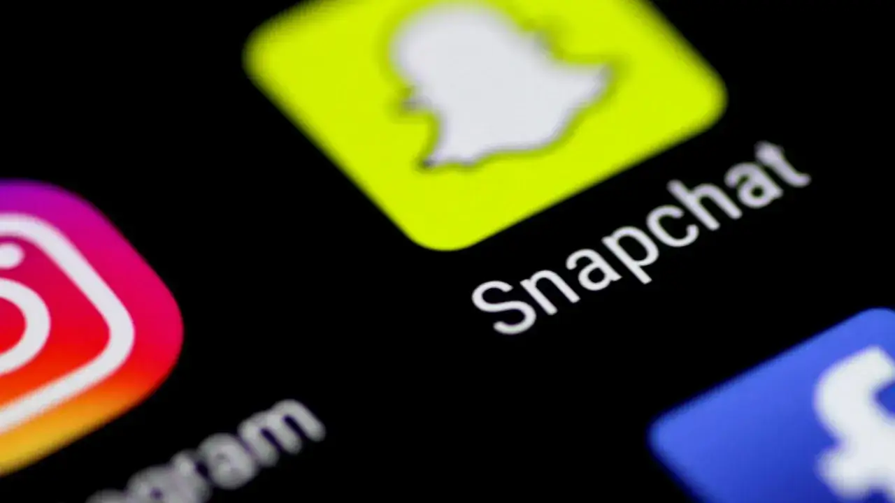 Ikona Snapchata, aplikacji do wysyłania wiadomości, obok Instagrama. Co to jest snappassa? To po prostu Snapchat!
